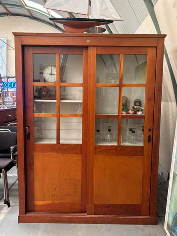 Vintage schoolkast beschikbaar voor biedingen