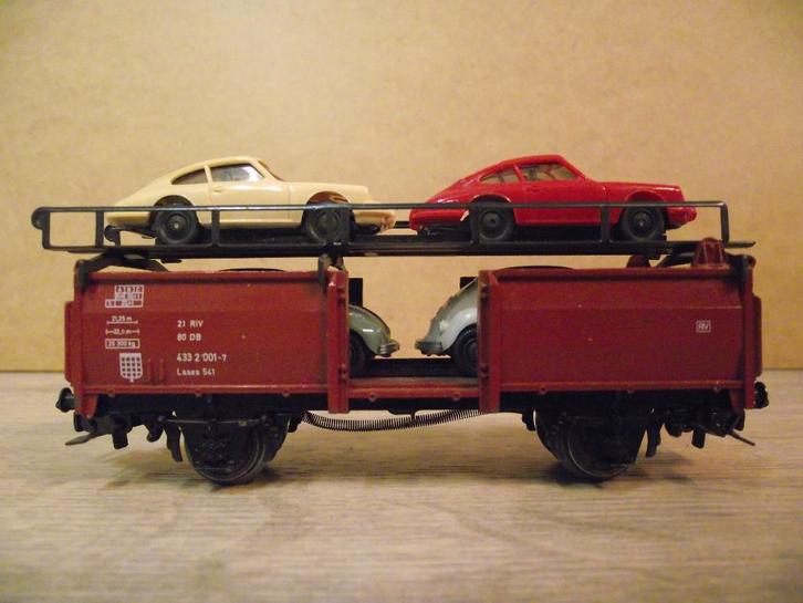 Marklin treinwagon auto wagon met VW kever en porsche, Hobby en Vrije tijd, Modeltreinen | H0, Zo goed als nieuw, Wagon, Wisselstroom