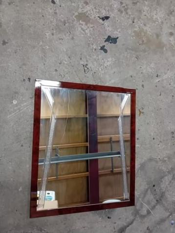 1 spiegel bruine lijst met bewerkt glas beschikbaar voor biedingen