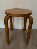Vintage houten kruk in de stijl van Alvar Aalto IKEA Frosta, Huis en Inrichting, Krukjes, Ophalen of Verzenden, Gebruikt, Hout