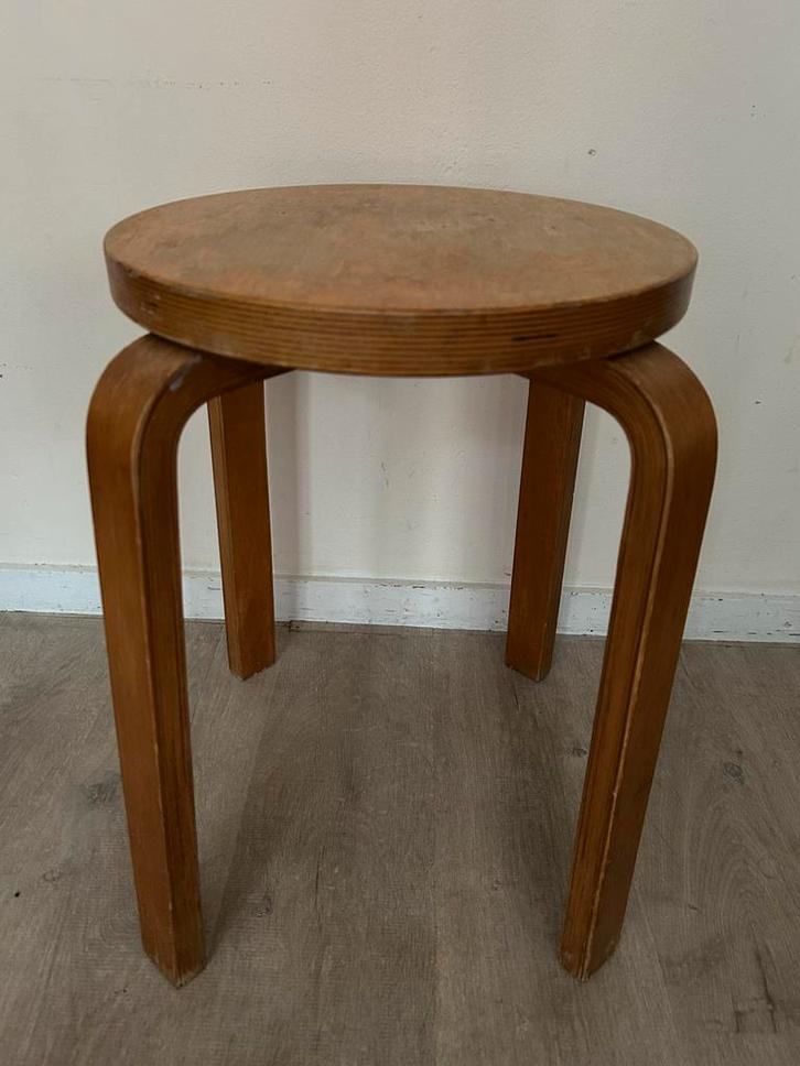Vintage houten kruk in de stijl van Alvar Aalto IKEA Frosta, Huis en Inrichting, Krukjes, Gebruikt, Hout, Ophalen of Verzenden