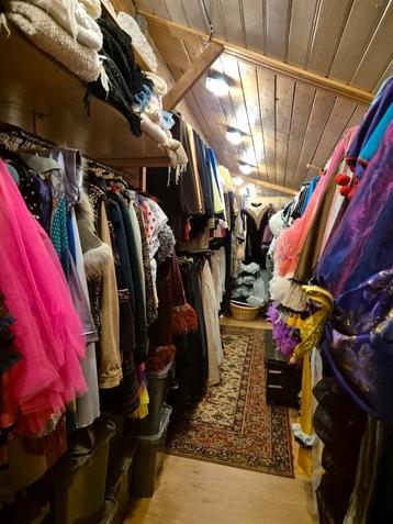 Kostuum collectie te koop 2.500 theater toneel beschikbaar voor biedingen
