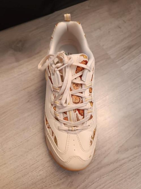 Skechers Sneakers - Beige met Vlinders, Kleding | Dames, Schoenen, Zo goed als nieuw, Sneakers of Gympen, Beige, Ophalen of Verzenden