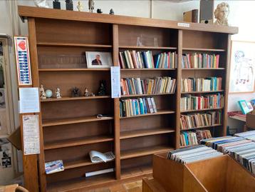 Gratis af te halen: grote, eikenhouten boekenkast beschikbaar voor biedingen