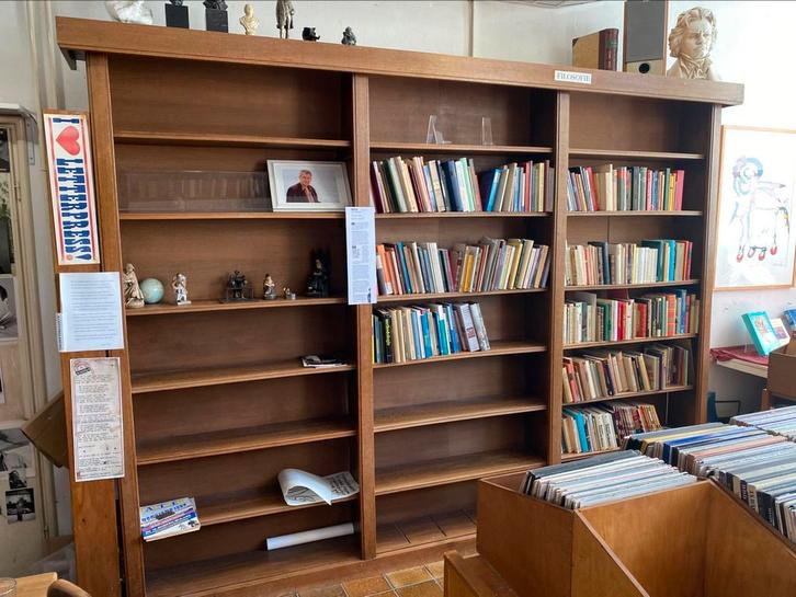 Gratis af te halen: grote, eikenhouten boekenkast, Huis en Inrichting, Kasten | Boekenkasten, Zo goed als nieuw, 50 tot 100 cm