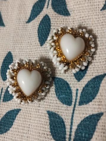 Vintage jaren zeventig hartvormige beads klip oorbellen beschikbaar voor biedingen