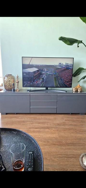 
Gratis af te halen: IKEA BESTÅ tv-meubel – grijs hoogglans 