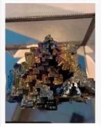 Groot XL stuk Bismuth in glazen vitrine kastje man-made, Ophalen of Verzenden, Mineraal