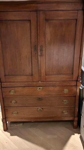 Antike kast beschikbaar voor biedingen