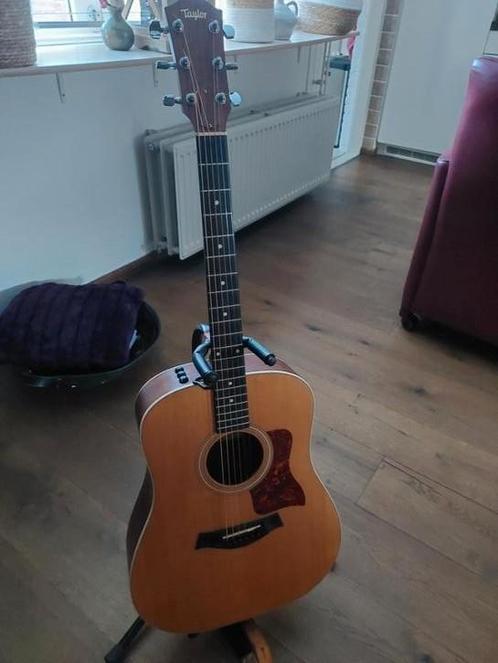 Taylor 210e gitaar, Muziek en Instrumenten, Snaarinstrumenten | Gitaren | Akoestisch, Gebruikt, Western- of Steelstringgitaar