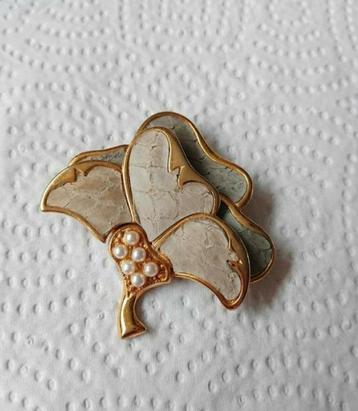 Vintage Broche van bloem met parels en laagje leer.  beschikbaar voor biedingen