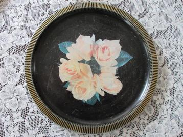 retro / vintage rond dienblad van blik. Zwart met gele rozen beschikbaar voor biedingen