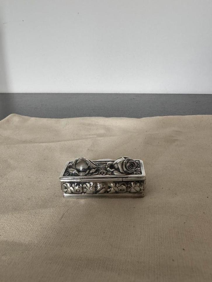 Antiek stijl verzilverd sierdoosje met rozen, Antiek en Kunst, Antiek | Goud en Zilver, Zilver, Ophalen of Verzenden