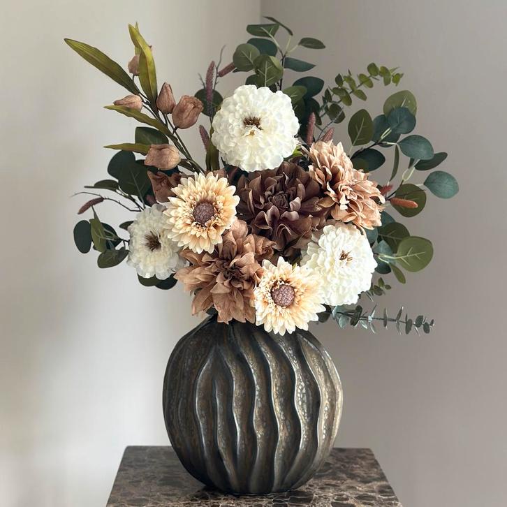 Nude zijde bloemen in vaas, Huis en Inrichting, Woonaccessoires | Vazen, Nieuw, Overige kleuren, Minder dan 50 cm, Overige materialen