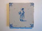 een 17e eeuwse tegel met een dame met boodschappen tas, Ophalen of Verzenden