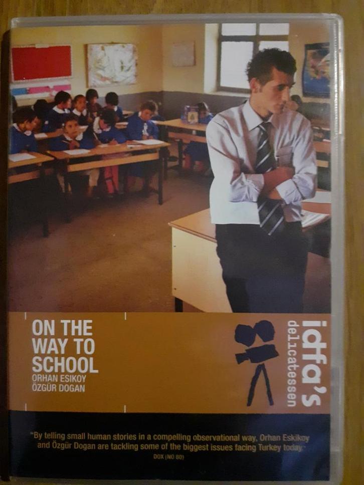 ON THE WAY TO SCHOOL.(Dvd), Cd's en Dvd's, Dvd's | Documentaire en Educatief, Zo goed als nieuw, Natuur, Alle leeftijden, Ophalen of Verzenden
