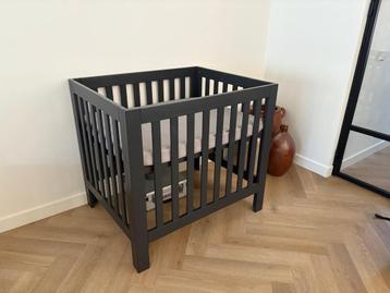 Box, inclusief matras(hoes) beschikbaar voor biedingen
