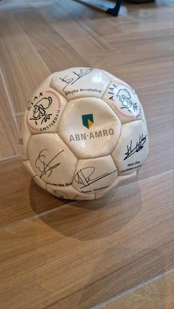 Ajax bal met handtekeningen 1995-1998 beschikbaar voor biedingen