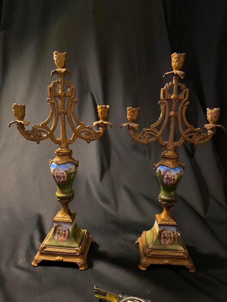 2 Antieke kandelaars met porselein, Antiek en Kunst, Antiek | Kandelaars, Koper of Brons, Ophalen of Verzenden