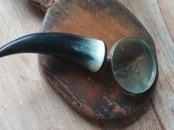 vergrootglas met een handvat van hoorn  beschikbaar voor biedingen