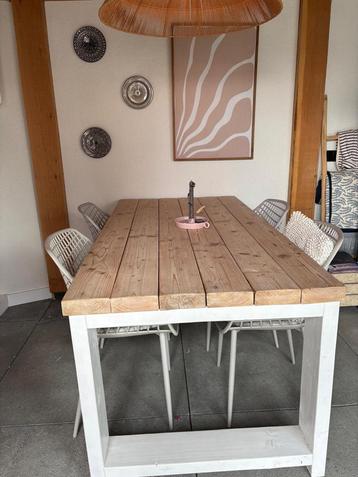 Eetafel hout beschikbaar voor biedingen