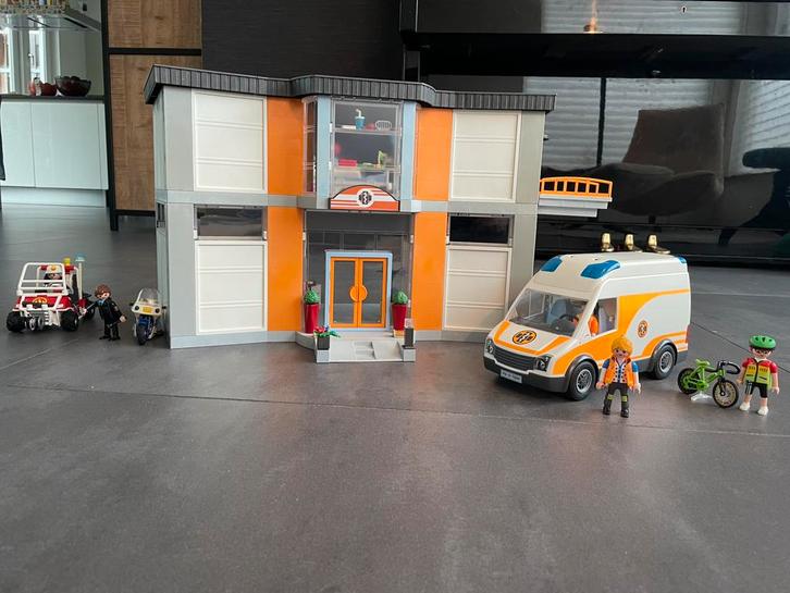 Playmobil groot ziekenhuis+ Ambulance, Kinderen en Baby's, Speelgoed | Playmobil, Zo goed als nieuw, Complete set, Ophalen