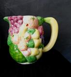 Vintage ruime nieuwe Majolica kan fruitmotief banaanhandvat, Ophalen of Verzenden