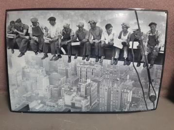 Werkmannen zitten op stalen balk blik, Reclamebord beschikbaar voor biedingen