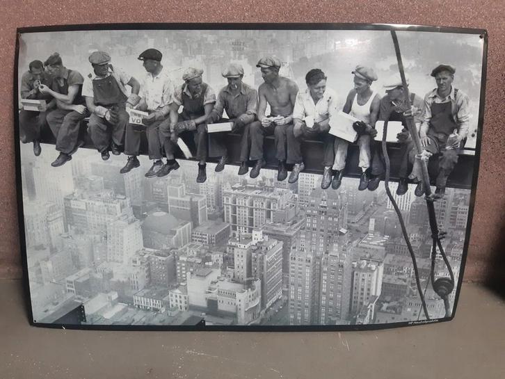 Werkmannen zitten op stalen balk blik, Reclamebord, Antiek en Kunst, Kunst | Tekeningen en Foto's, Ophalen of Verzenden