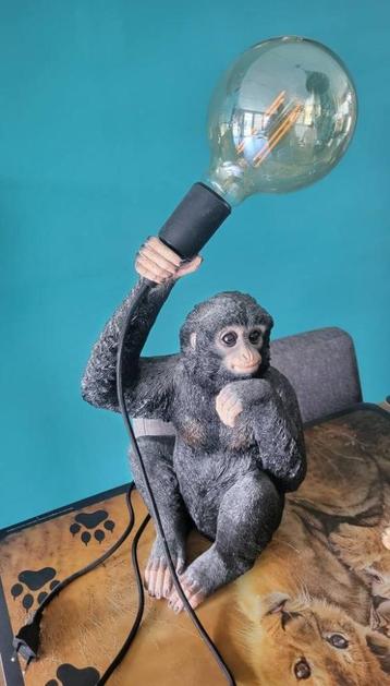 Mooie apenlamp beschikbaar voor biedingen
