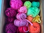Ruim 28 volle bollen wol +extra bolletjes. Veel kleur!, Hobby en Vrije tijd, Breien en Haken, Ophalen of Verzenden, Zo goed als nieuw