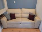Witte nep-leren bank - gratis ophalen, Huis en Inrichting, Banken | Bankstellen, Ophalen, Gebruikt, Tweepersoons, Rechte bank