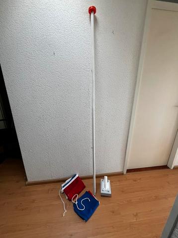 Vlaggenstok met houder en 2 vlaggen beschikbaar voor biedingen