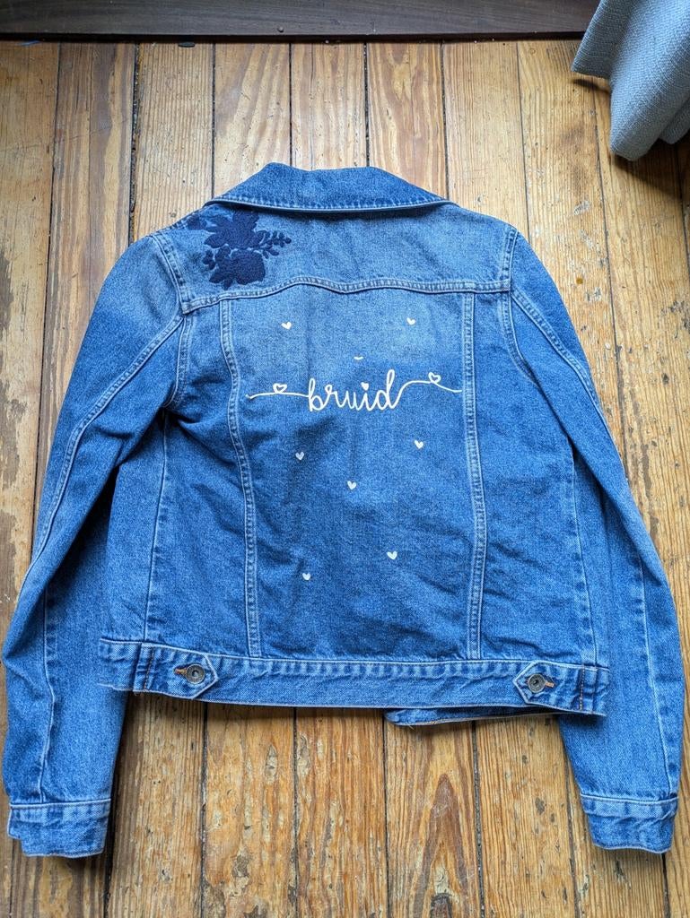 Spijkerjasje met 'bruid' tekst, Kleding | Dames, Jurken, Gedragen, Maat 36 (S), Blauw, Ophalen of Verzenden