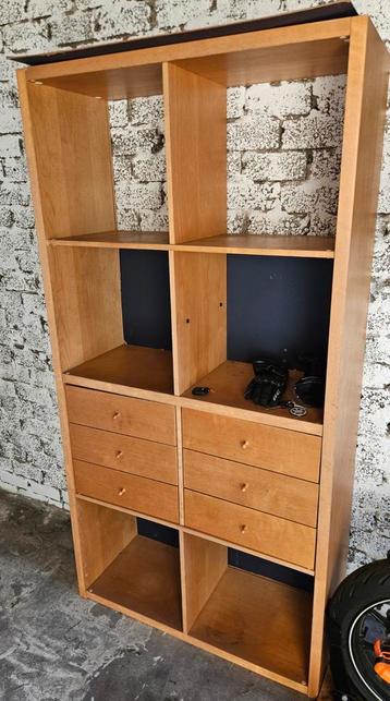hoge kast beschikbaar voor biedingen