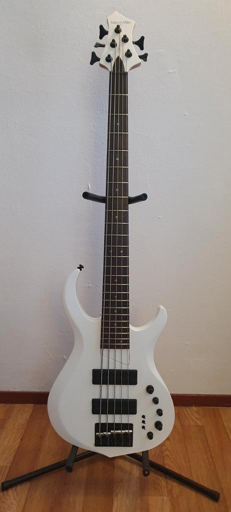 Marcus Miller M2 5-snarige basgitaar, Muziek en Instrumenten, Snaarinstrumenten | Gitaren | Bas, Gebruikt, Elektrisch, 5-snarig