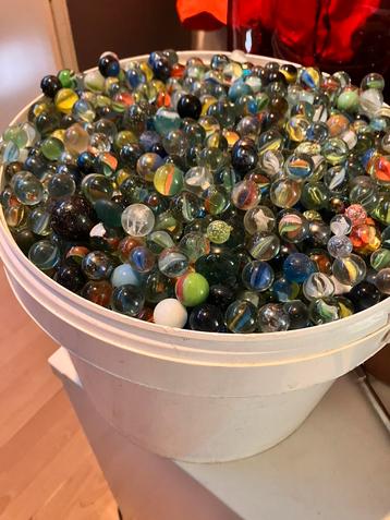 10 liter emmer vol met knikkers beschikbaar voor biedingen