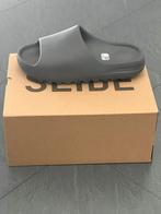 Adidas Yeezy Slides Slate Grey EU 42, Kleding | Heren, Schoenen, Nieuw, Adidas Yeezy Slides, Slippers, Ophalen of Verzenden