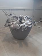 Grijze bloempot met decoratie, Ophalen, Binnen, Zo goed als nieuw, Minder dan 25 cm