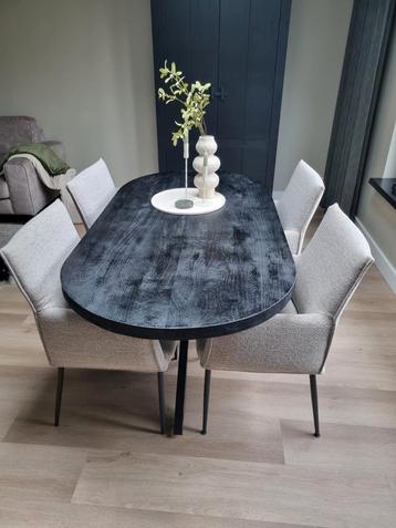 Deens Ovale eettafel zwart + 4 beige stoelen. beschikbaar voor biedingen
