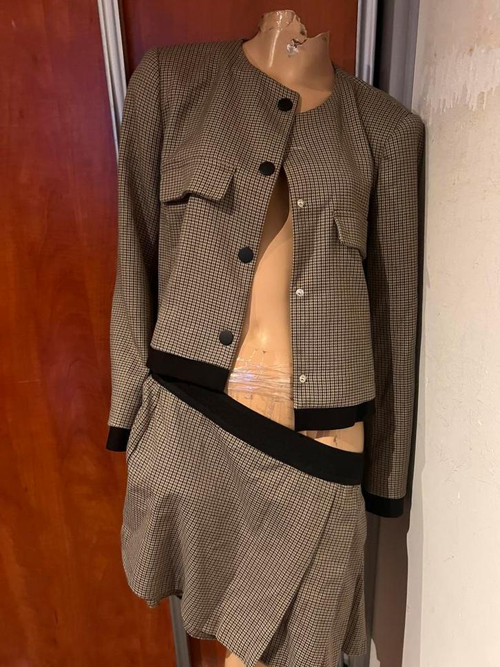 Zara pakje met kort broekje maat xl zgan, Kleding | Dames, Jasjes, Kostuums en Pakken, Zo goed als nieuw, Kostuum of Pak, Maat 46/48 (XL) of groter