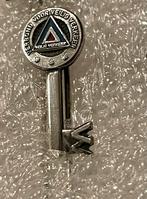 Speldje Sleutel Veilig Verkeer, Verzamelen, Speldjes, Pins en Buttons, Ophalen of Verzenden, Gebruikt, Overige onderwerpen, Speldje of Pin