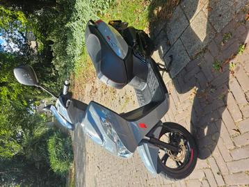 Peugeot kisbee brom geel kenteken. 2023 weinig gelopen. beschikbaar voor biedingen