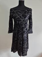 J366 - Zwart-Grijze Isabel de Pedro jurk mt 40 valt als 38, Kleding | Dames, Maat 38/40 (M), Zwart, Ophalen of Verzenden, Zo goed als nieuw