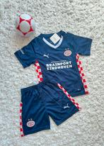 PSV Tenue Kids Away 2026 Maat 22 (116-5/6 jaar) Nieuw, Sport en Fitness, Voetbal, Maat XS of kleiner, Verzenden, Nieuw, Set