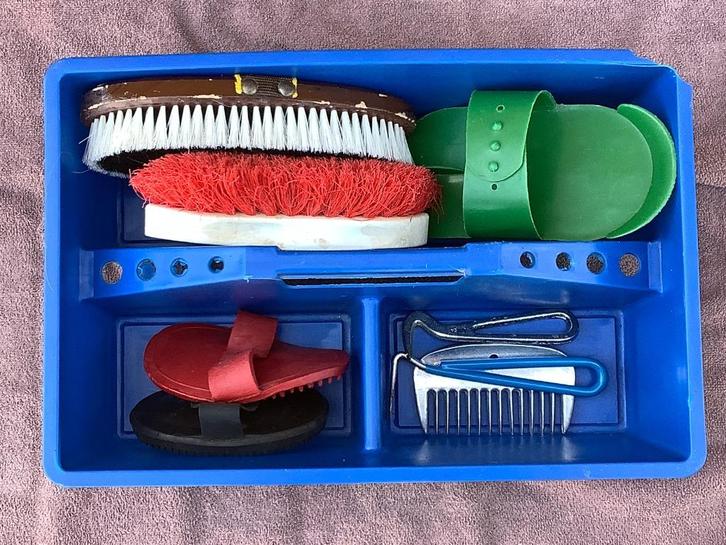 Poets box compleet, starters set paarden poetsen, Dieren en Toebehoren, Paarden en Pony's | Verzorgingsproducten, Gebruikt, Ophalen of Verzenden