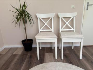2 houten stoelen beschikbaar voor biedingen