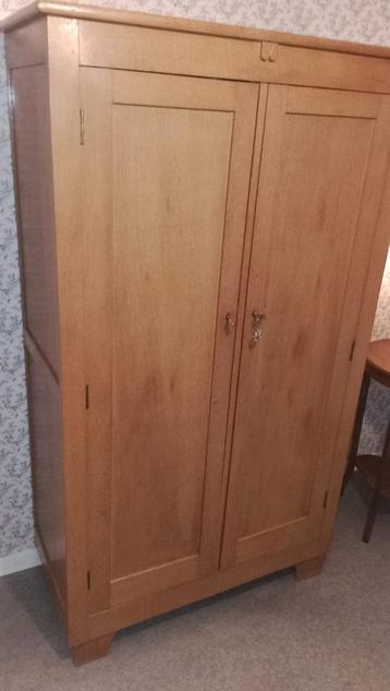 Prachtige Vintage Houten Kast beschikbaar voor biedingen