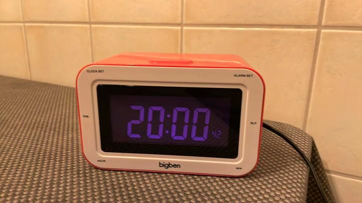 Leuke roze wekkerradio - merk Bigben, Witgoed en Apparatuur, Wekkers, Zo goed als nieuw, Ophalen of Verzenden