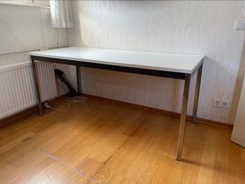 Zeer solide kantoortafel/bureau, wit blad met metalen poten